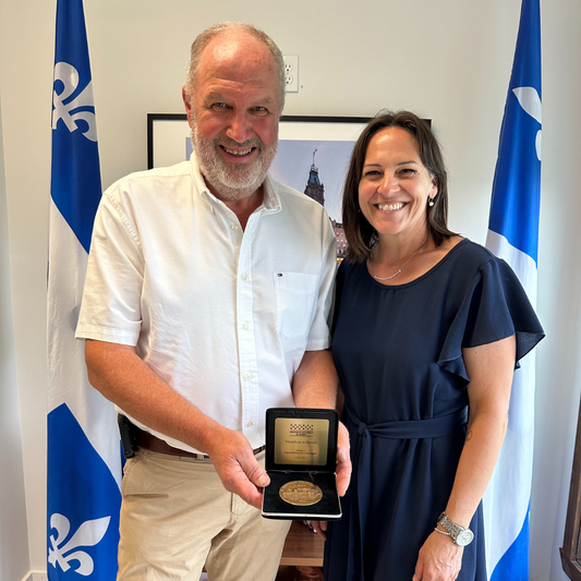 La députée de Brome-Missisquoi, Isabelle Charest, honore notre vigneron